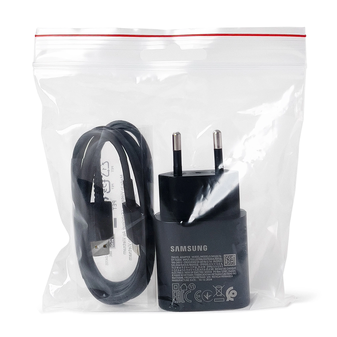 Un caricatore da muro USB Samsung nero e un cavo in una busta di plastica trasparente.