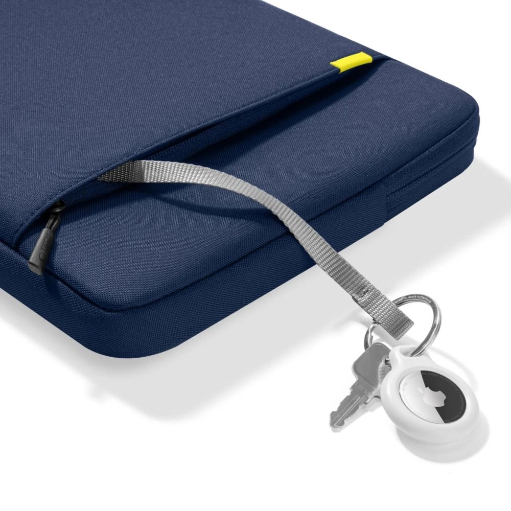 Blaue Laptoptasche mit silbernem Gurt, Schlüsseln und weißem Tracker auf weißem Hintergrund.
