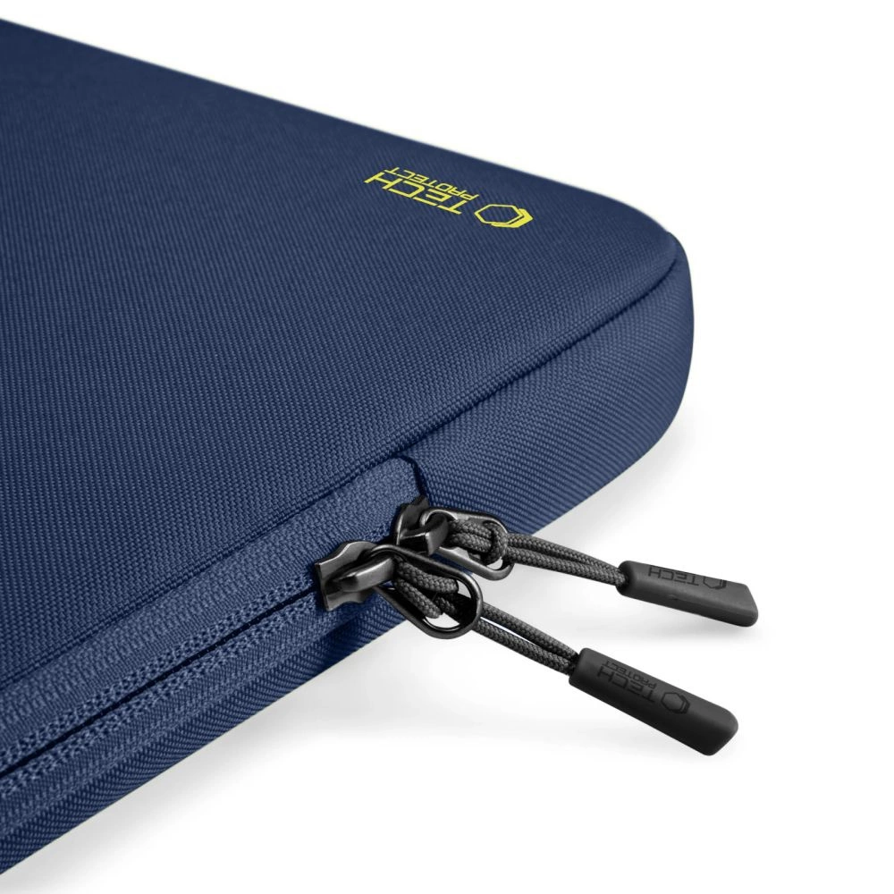 Nahaufnahme einer blauen Laptoptasche mit zwei Reißverschlüssen und gelbem Logo.