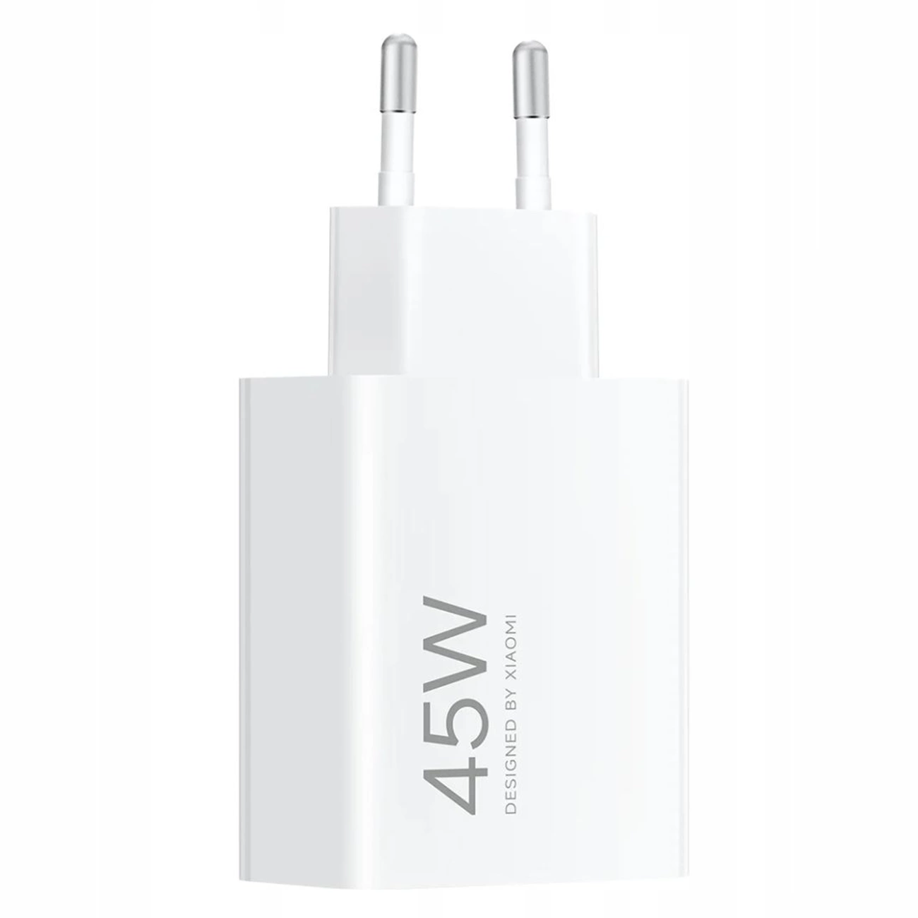 Caricabatterie da muro Xiaomi bianco da 45W con spina standard a due poli su sfondo neutro.