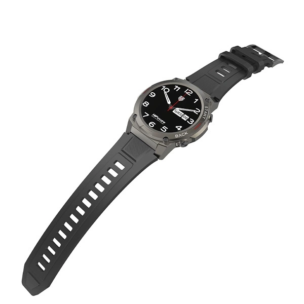 Une montre connectée noire élégante avec un cadran rond et un bracelet en silicone perforé sur fond blanc.