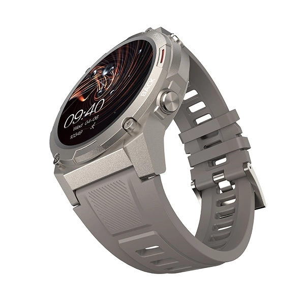 Uno smartwatch robusto con cassa grigia e cinturino in silicone mostra ora e grafica astratta sullo schermo rotondo.