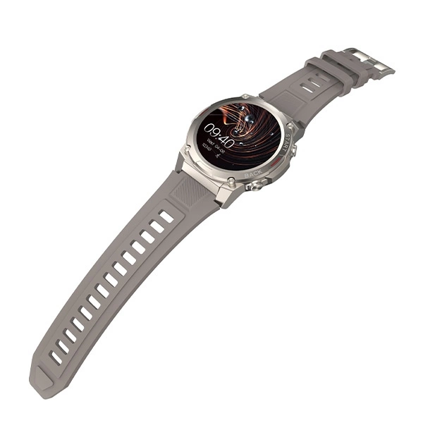 Uno smartwatch grigio con display rotondo e cinturino perforato su sfondo bianco.