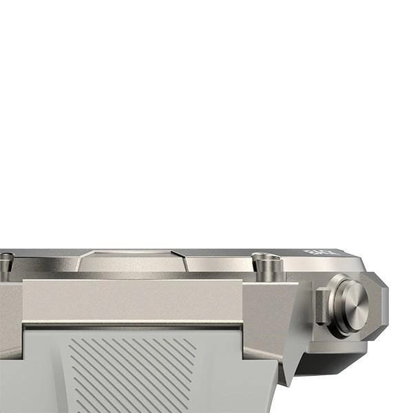 Primo piano dello smartwatch argento con cassa in metallo e cinturino in silicone bianco.
