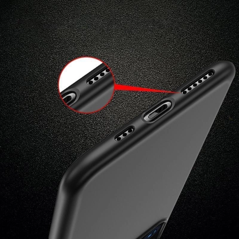 Unterseite eines schwarzen Smartphones mit Ladeanschluss und Lautsprechern, mit einer Lupenansicht.