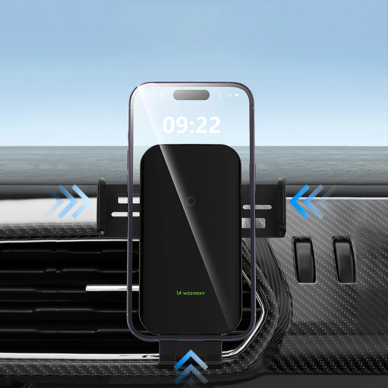 Un smartphone monté sur un support d'aération de voiture noir devant un tableau de bord.