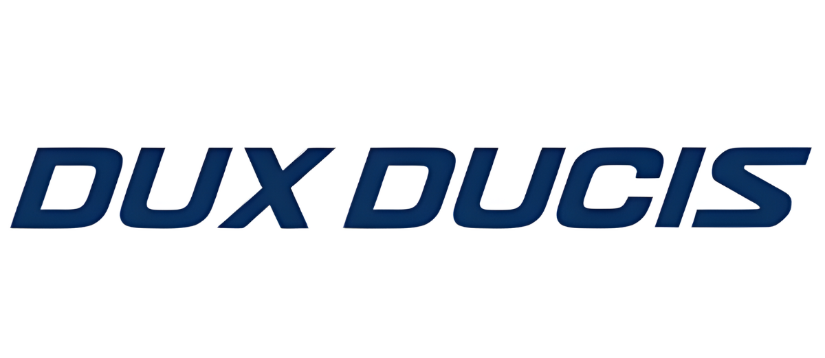 Das blaue Logo mit der Aufschrift DUX DUCIS auf weißem Hintergrund.
