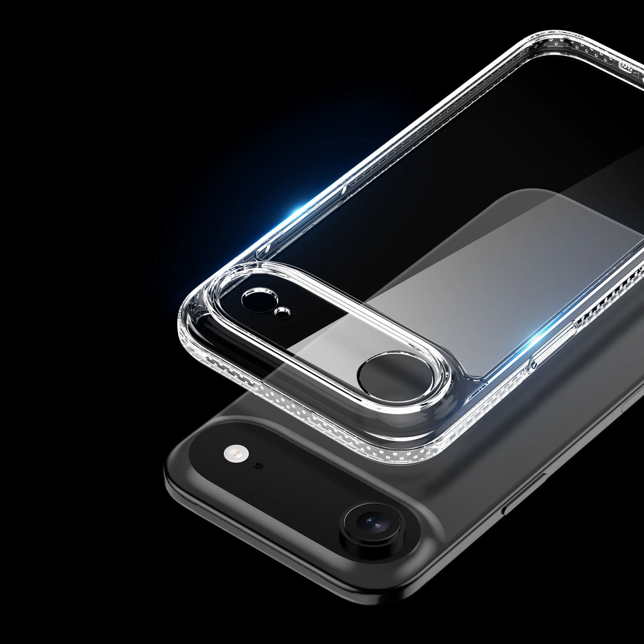 Eine glänzende, klare Schutzhülle schwebt über einem dunklen Smartphone vor schwarzem Hintergrund.