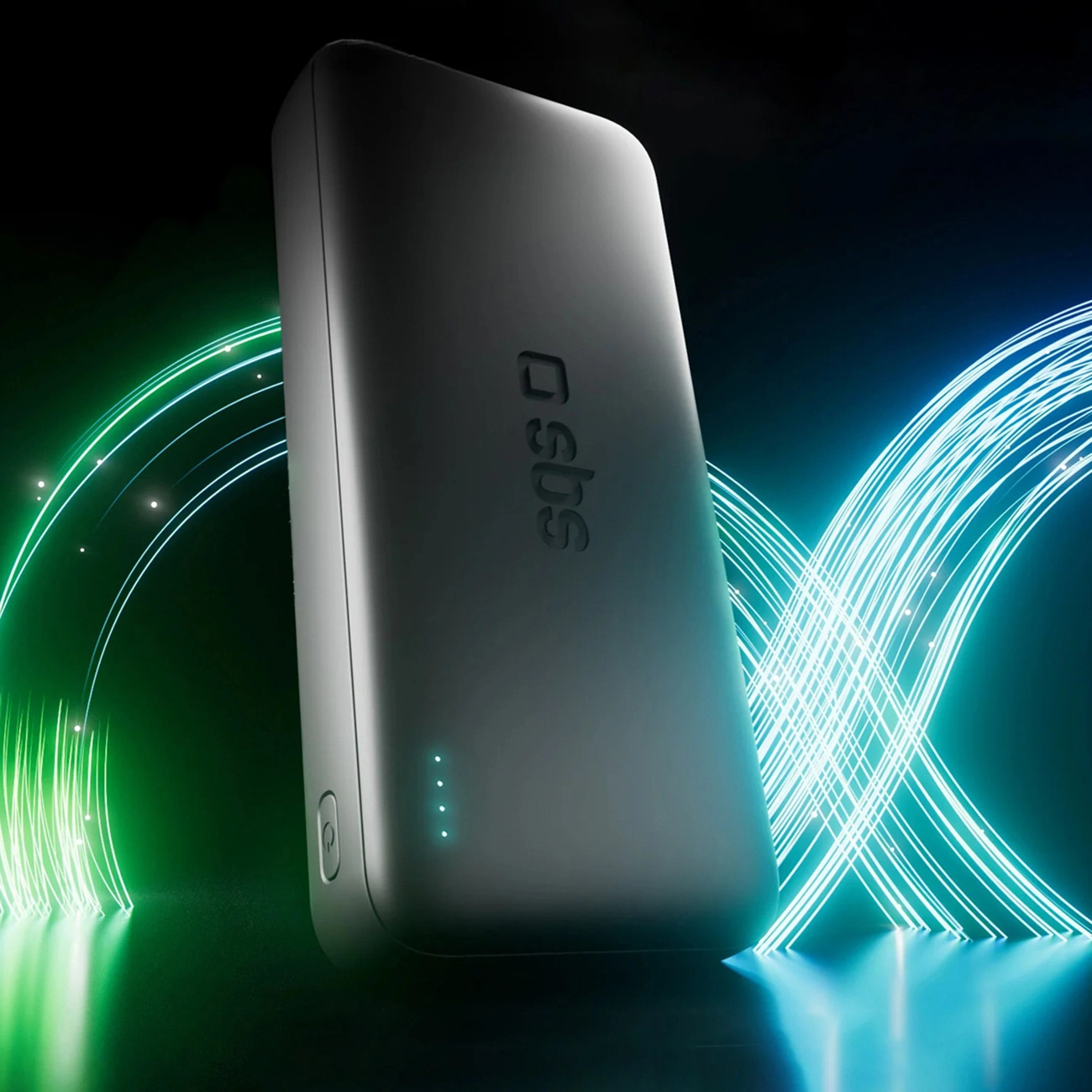 Un power bank nero con scie di luce verde e blu luminose sullo sfondo contro una superficie scura.