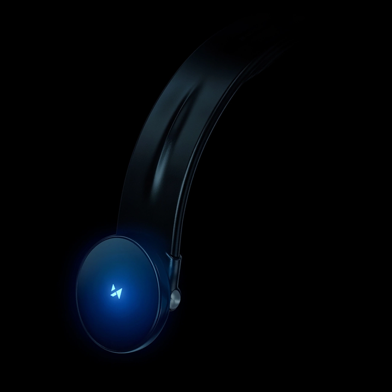 Un casque noir avec un logo bleu lumineux sur l'écouteur rond sur fond sombre.
