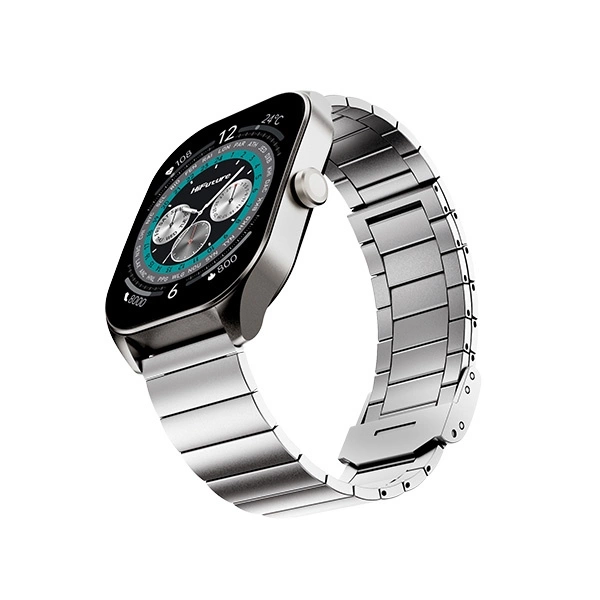 Uno smartwatch argentato con cinturino in metallo e quadrante digitale su sfondo bianco.