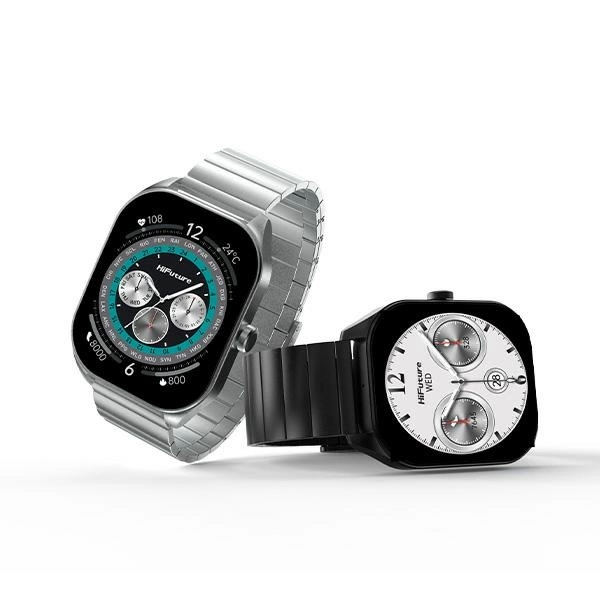 Due moderni smartwatch con cinturino in metallo su sfondo bianco; argento a sinistra e nero a destra.