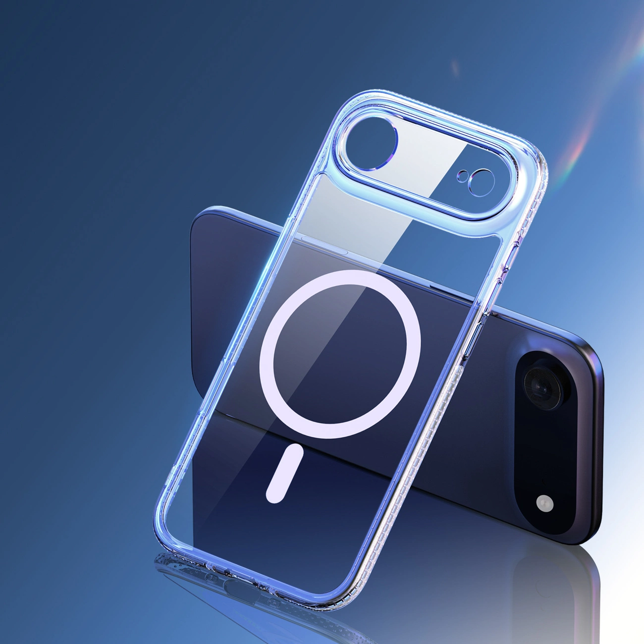 Eine transparente Handyhülle mit Magnetring steht vor einem dunklen Smartphone vor blauem Hintergrund.