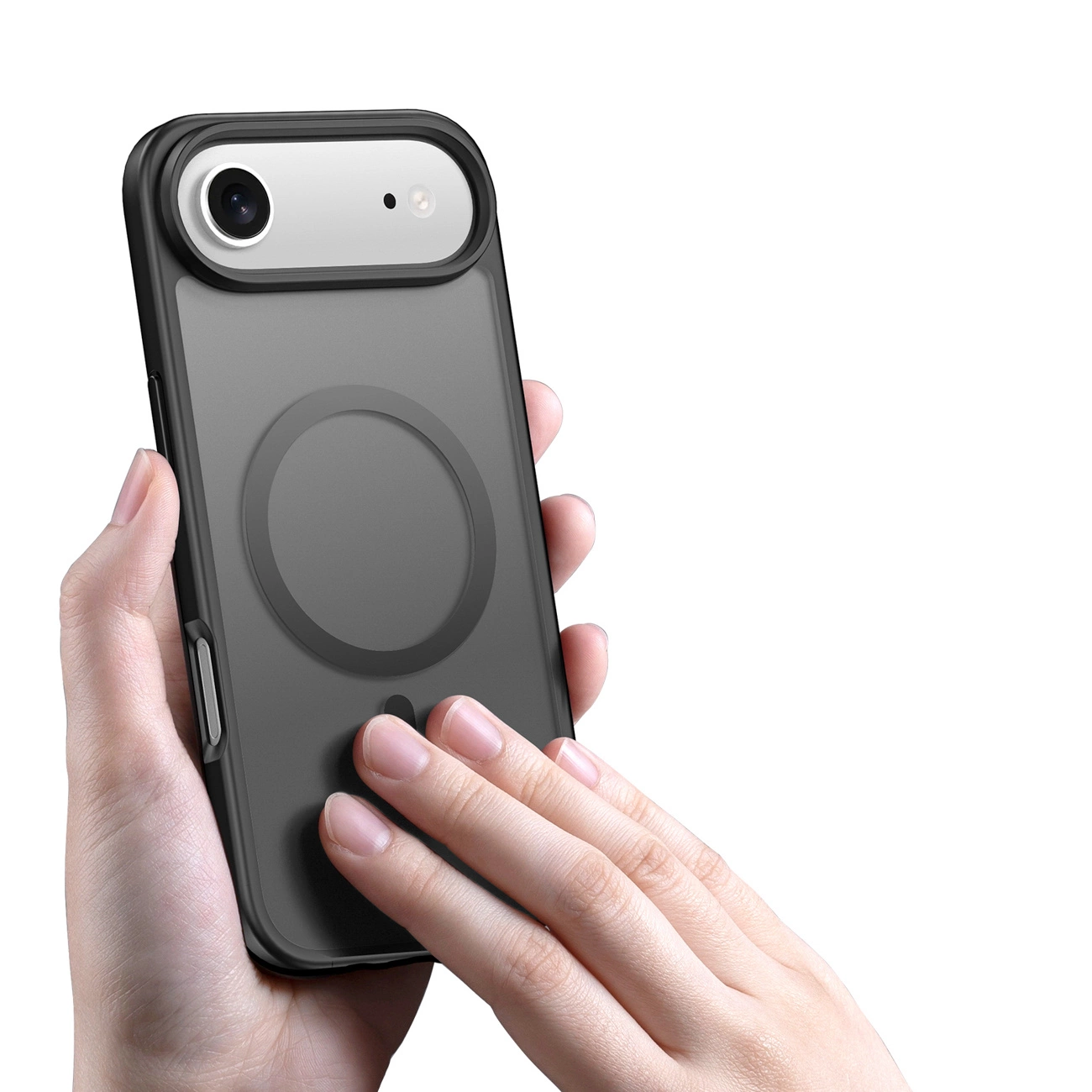 Eine Hand hält ein schwarzes Smartphone mit einer Schutzhülle und einem runden Magnetring auf der Rückseite.