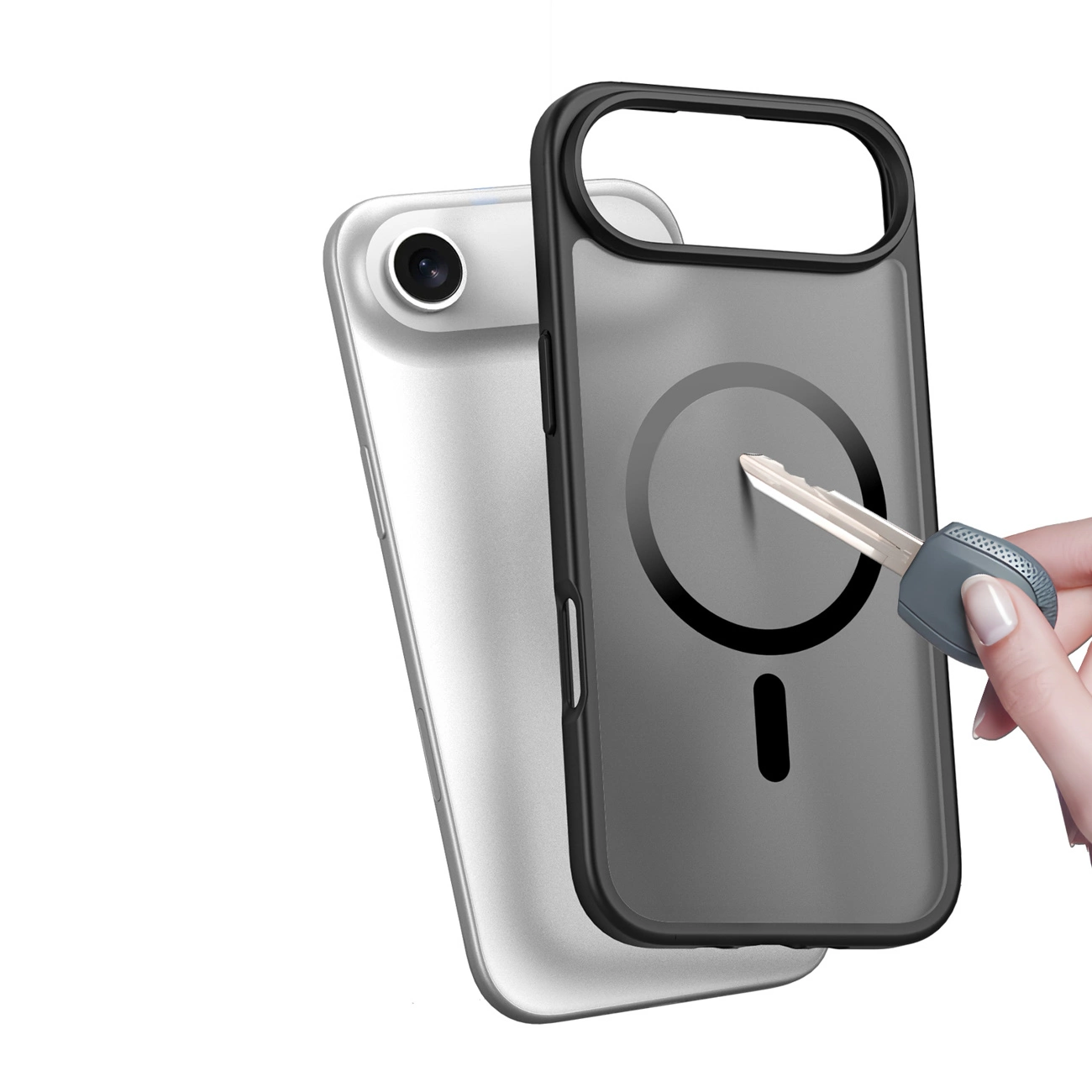 Eine Hand kratzt mit einem Schlüssel an der Rückseite einer durchsichtigen Handyhülle neben einem Smartphone.
