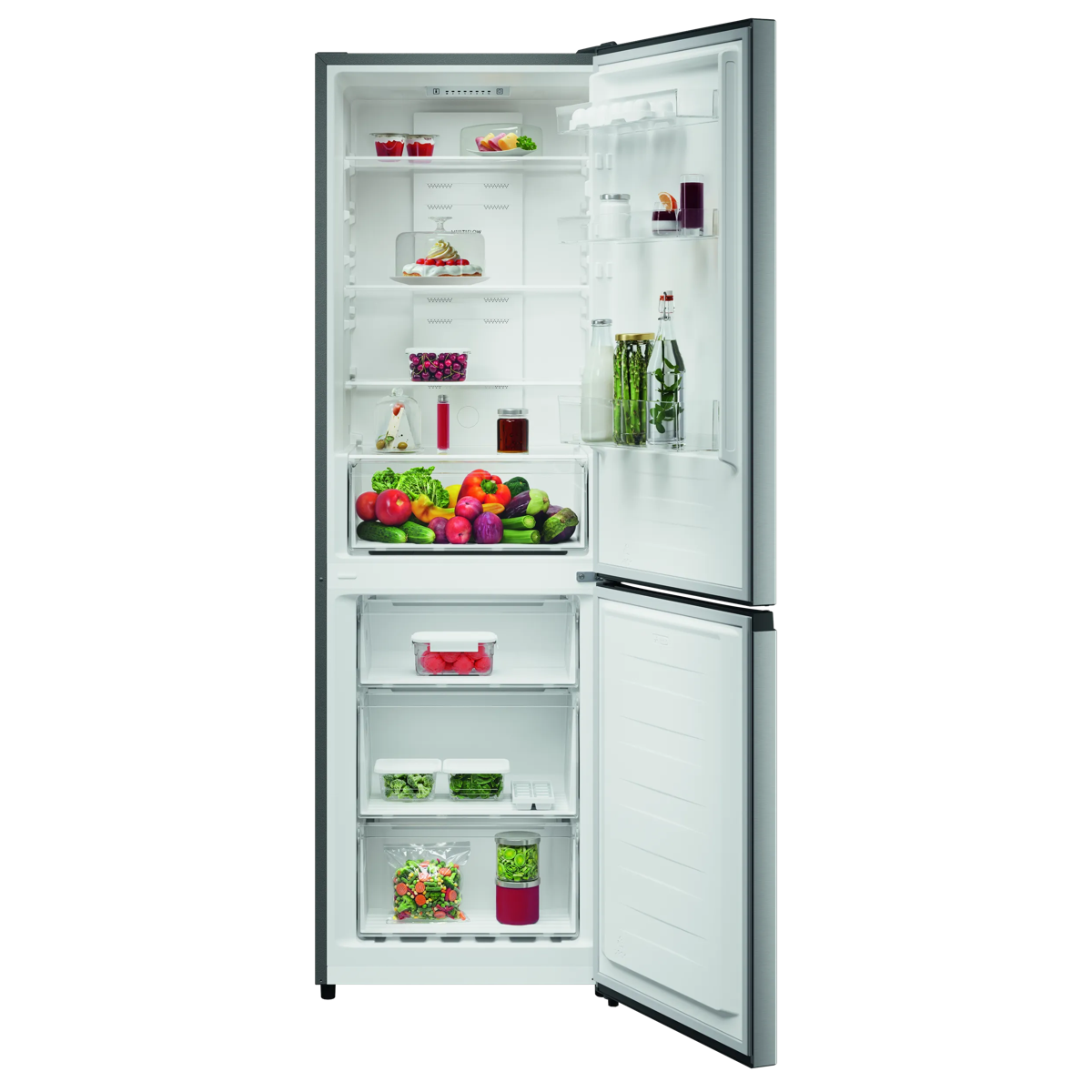 Un refrigerador plateado abierto con estantes llenos y verduras en el cajón inferior sobre fondo negro.