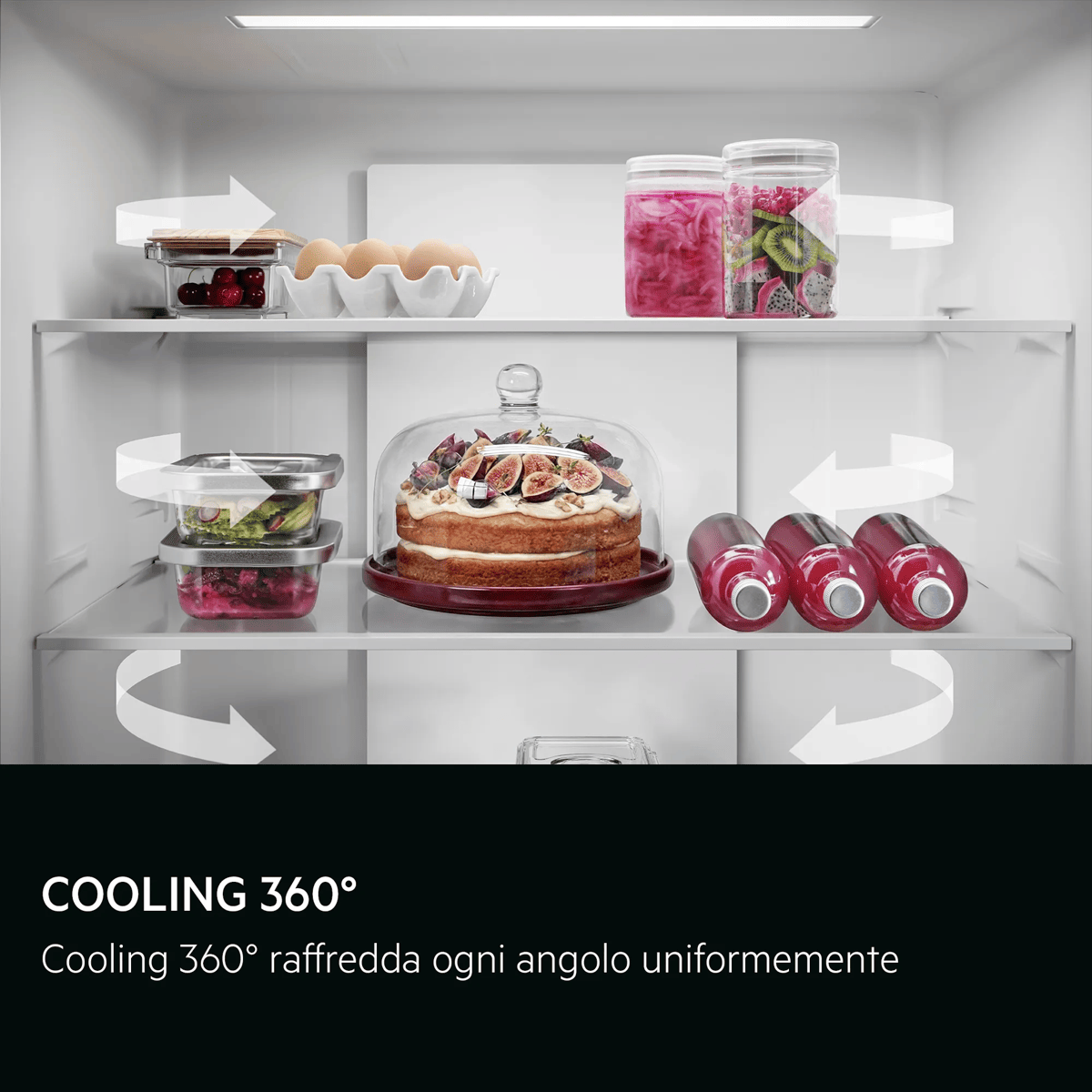 Interior de un refrigerador ordenado con comida fresca, pastel, fruta y bebidas en los estantes de vidrio.