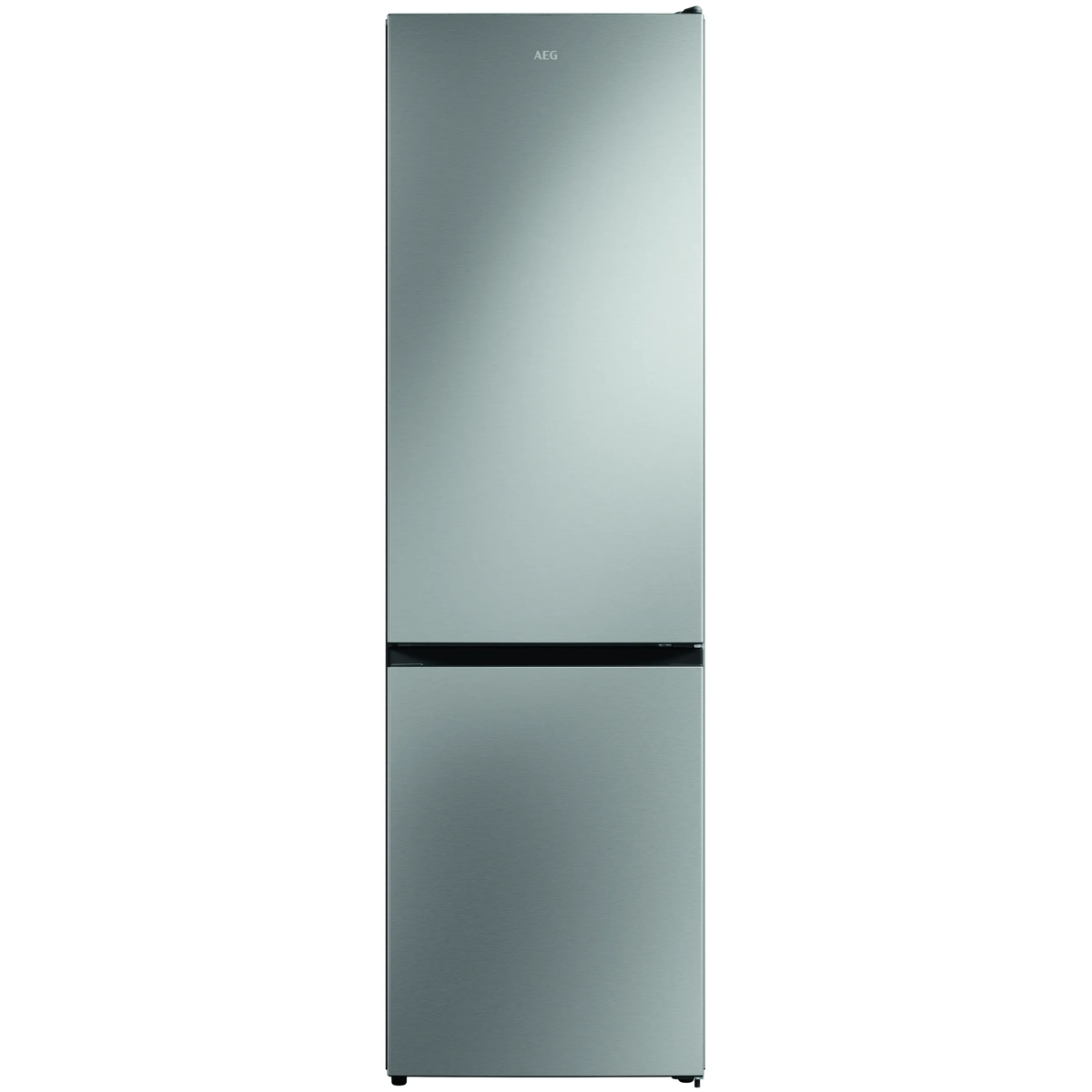 Un refrigerador AEG plateado con dos puertas sobre fondo negro.