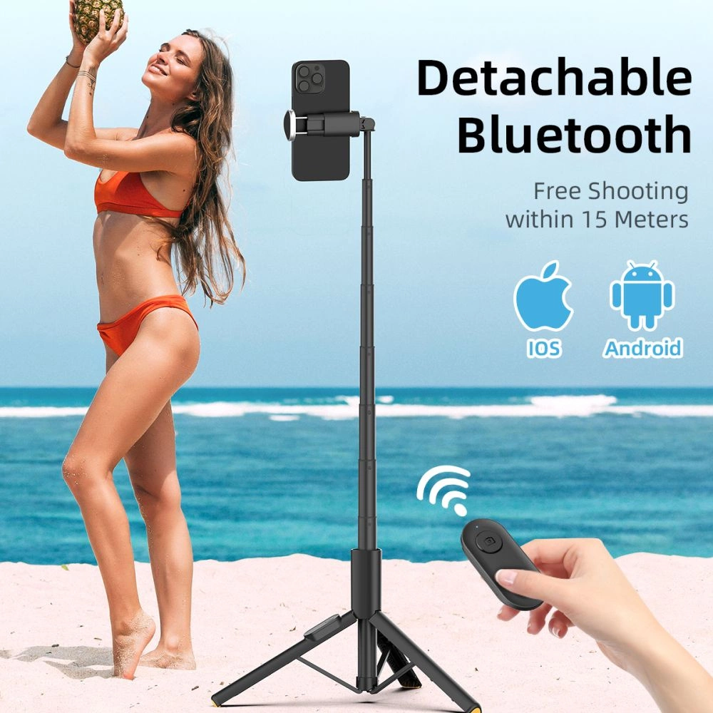 Trépied à selfie avec télécommande Bluetooth sur une plage.