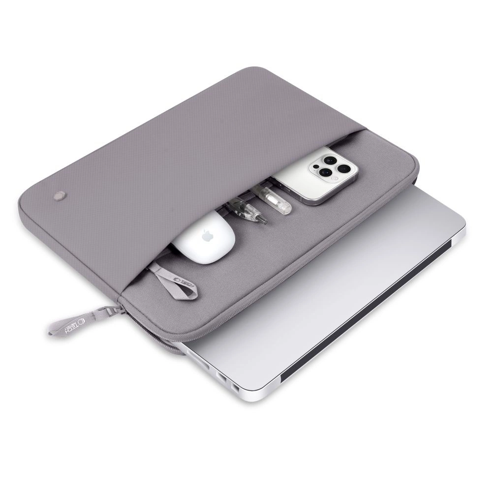 Housse d'ordinateur grise avec une poche ouverte contenant une souris, des stylos, un smartphone et un ordinateur.