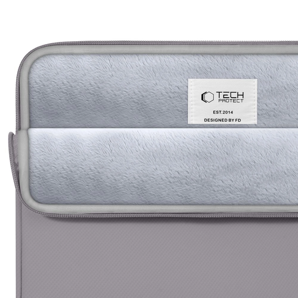 Housse de portable grise avec doublure en peluche douce et étiquette Tech Protect.
