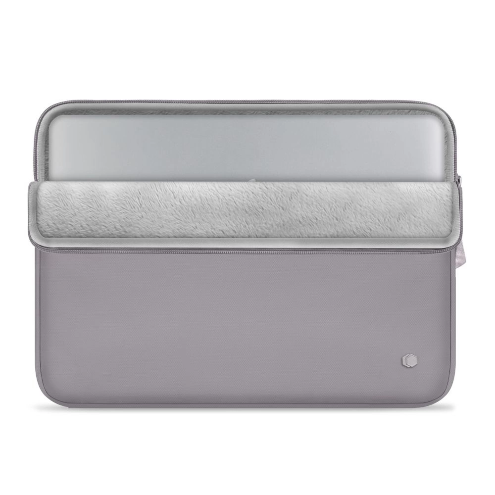 Une housse d'ordinateur grise avec doublure douce, ouverte avec un ordinateur portable sur fond blanc.