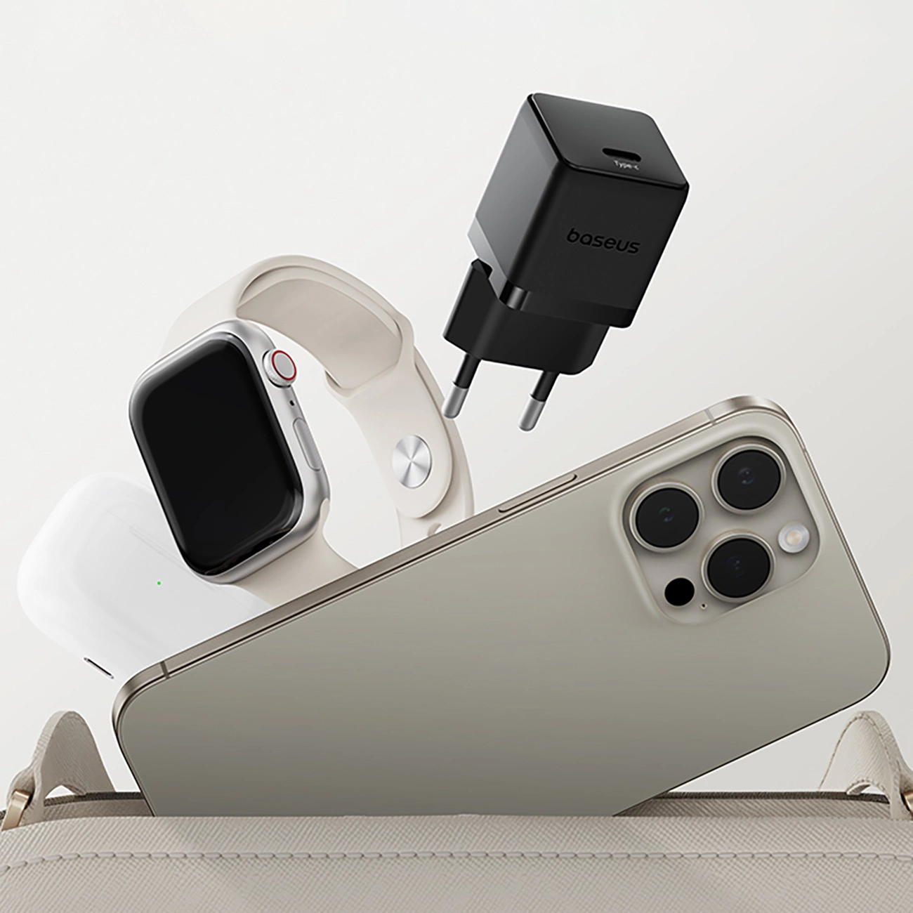 Un iPhone, un Apple Watch, degli auricolari e un caricabatterie Baseus emergono da una borsa.