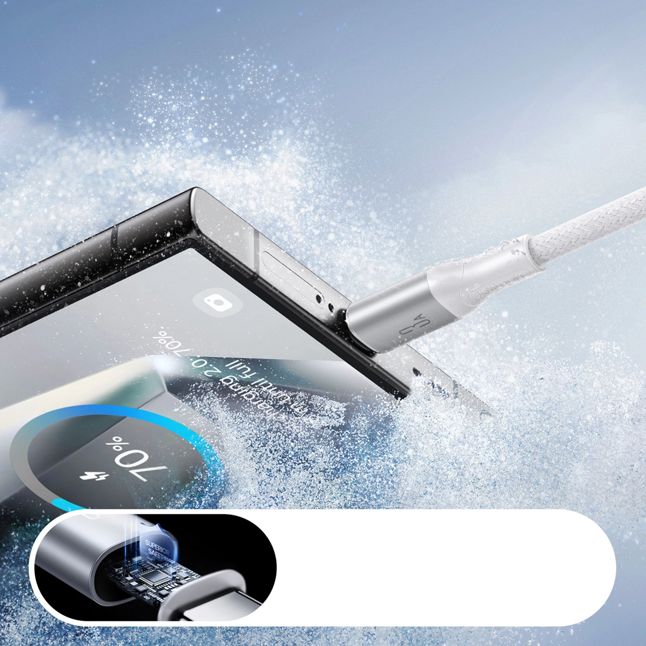 Ein weißes Ladekabel in einem Smartphone inmitten von Wasserspritzern, mit einem Inset, das den internen Chip zeigt.
