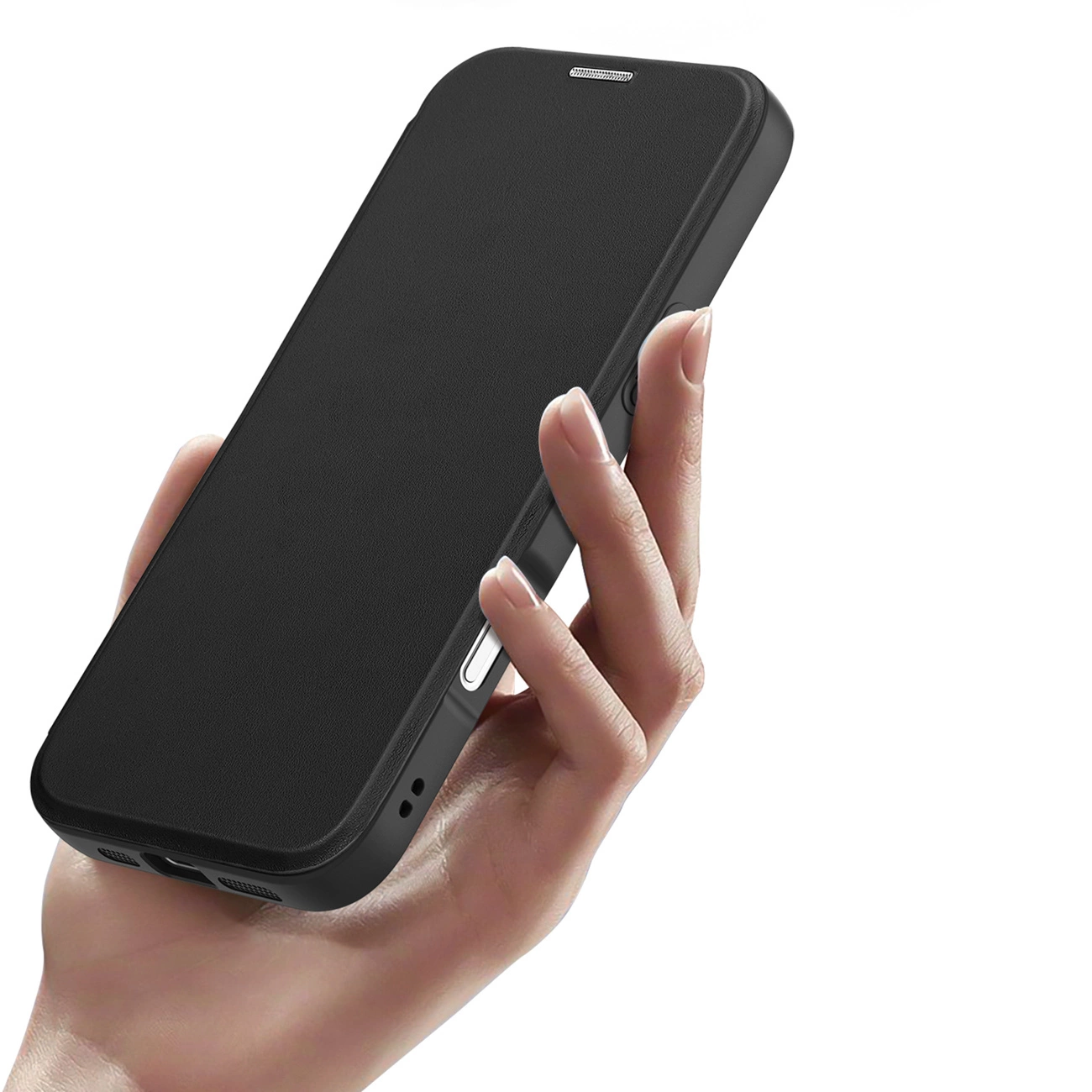 Eine Hand hält ein schwarzes Smartphone mit einer geschlossenen Klapphülle vor weißem Hintergrund.