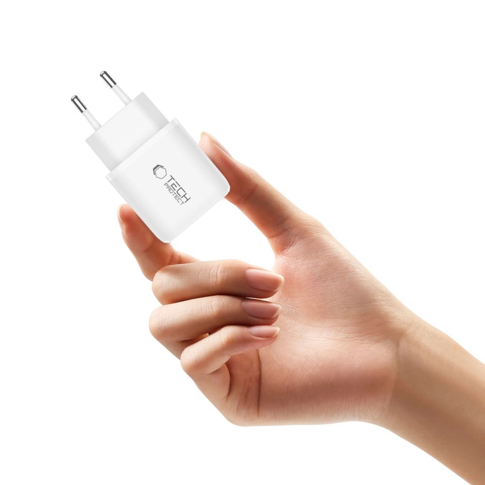 Une main tient un petit chargeur mural USB blanc avec le logo Tech-Protect sur fond blanc.