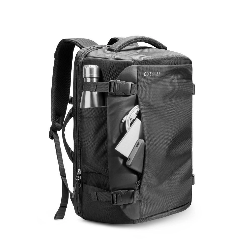 Zaino da viaggio nero su sfondo bianco con bottiglia d'acqua e dispositivi elettronici nelle tasche.