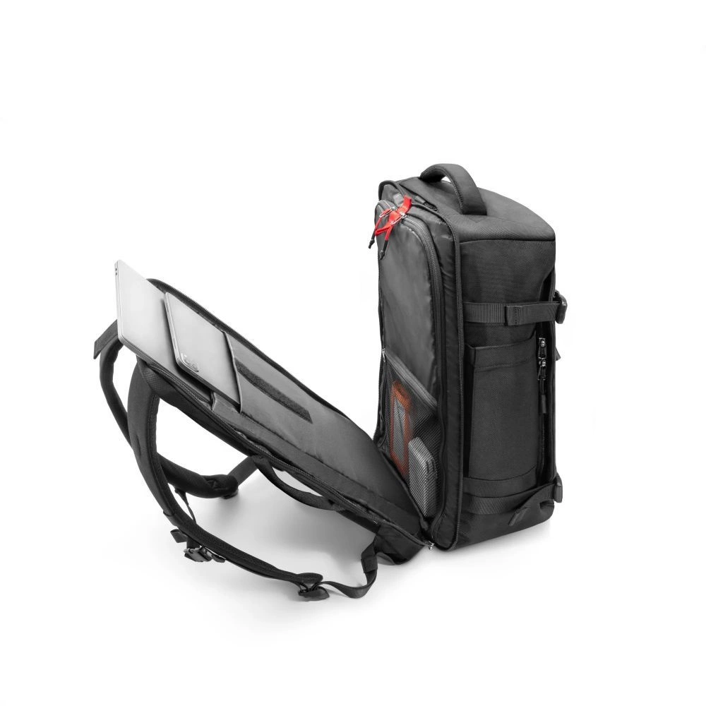 Zaino nero aperto con laptop e tablet riposti nella patta anteriore, su sfondo bianco.