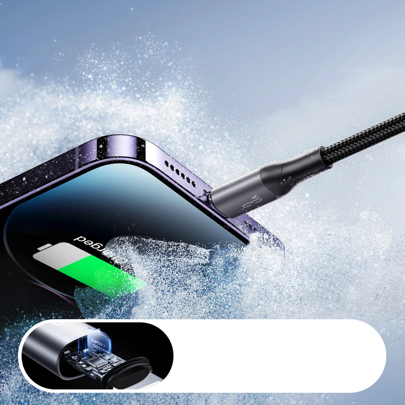 Ein Smartphone wird unter Wasser aufgeladen, mit sichtbaren Luftblasen und einem Ladekabel.