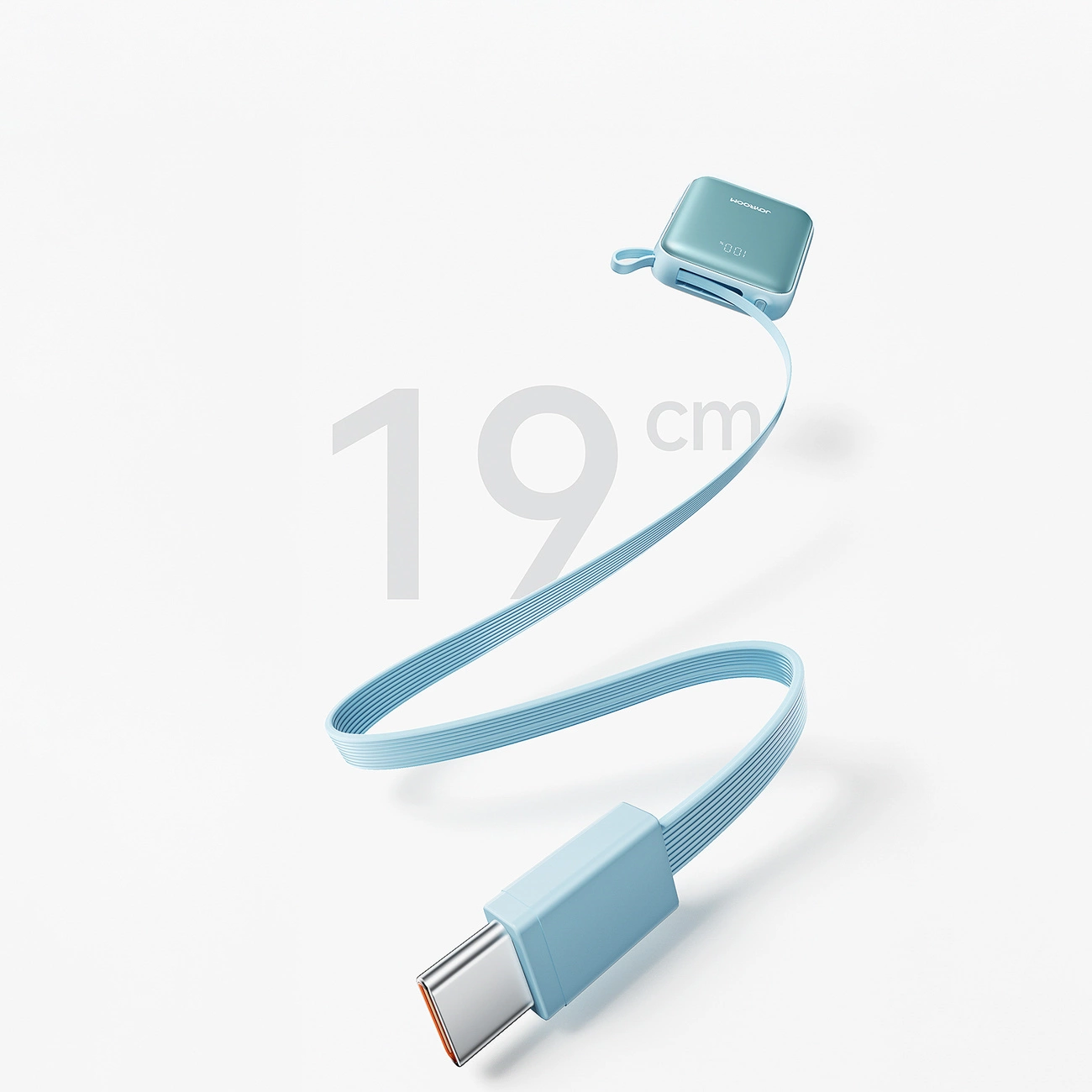 Ein hellblaues USB-C-Kabel mit einer Länge von 19 cm und einem Stecker auf einer weißen Oberfläche.
