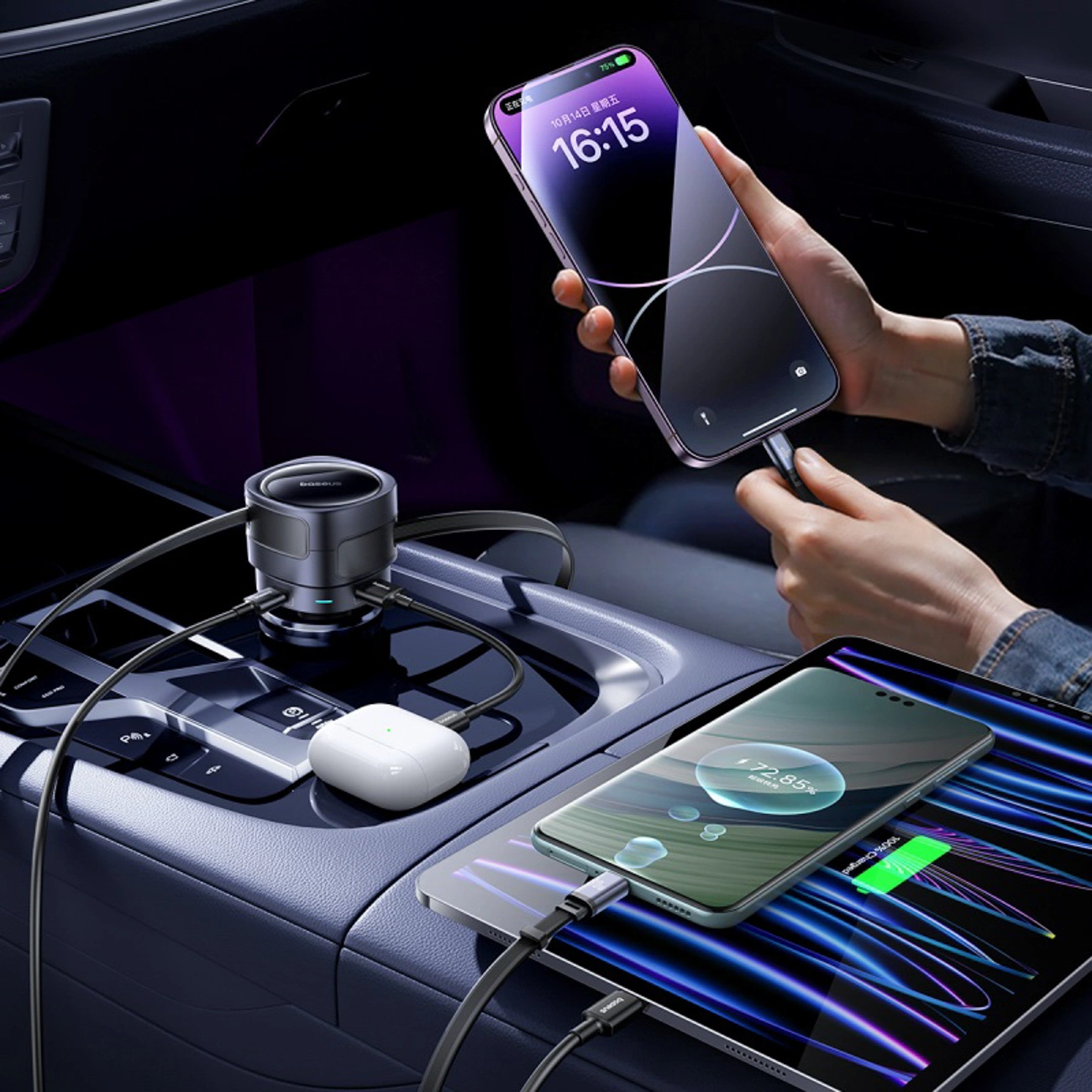 Un caricabatterie per auto carica più dispositivi come smartphone e tablet.