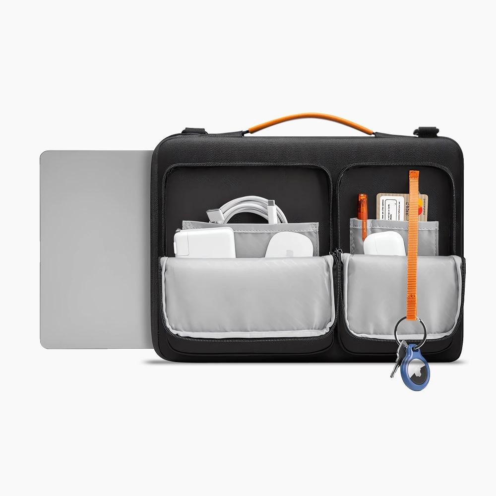 Eine schwarze Laptoptasche mit geöffneten Vordertaschen und einem Laptop an der Seite, gefüllt mit Zubehör.