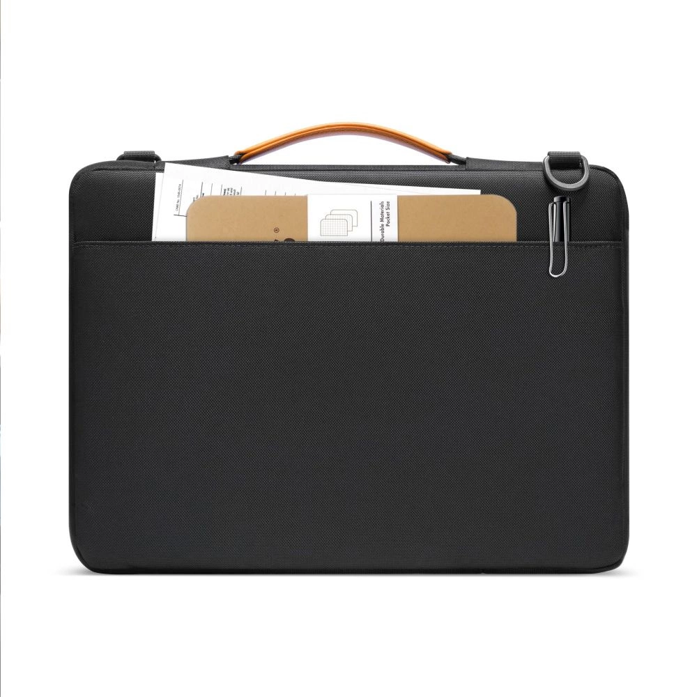 Eine schwarze Laptoptasche mit braunem Griff, Dokumenten im Außenfach und einem Stift an der Seite.
