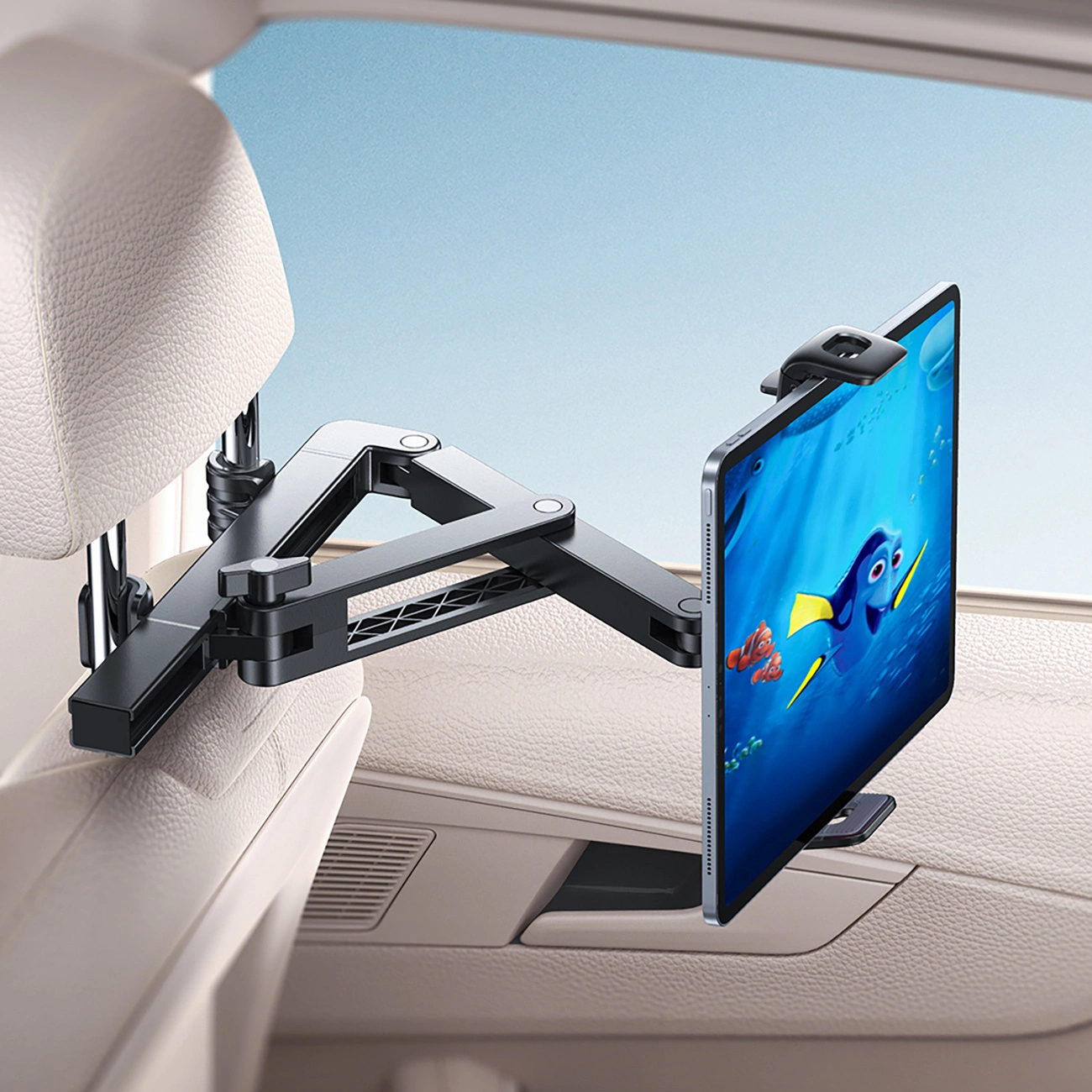 Un tablet è montato su un supporto nero regolabile fissato al poggiatesta di un'auto, mostrando una scena sottomarina.
