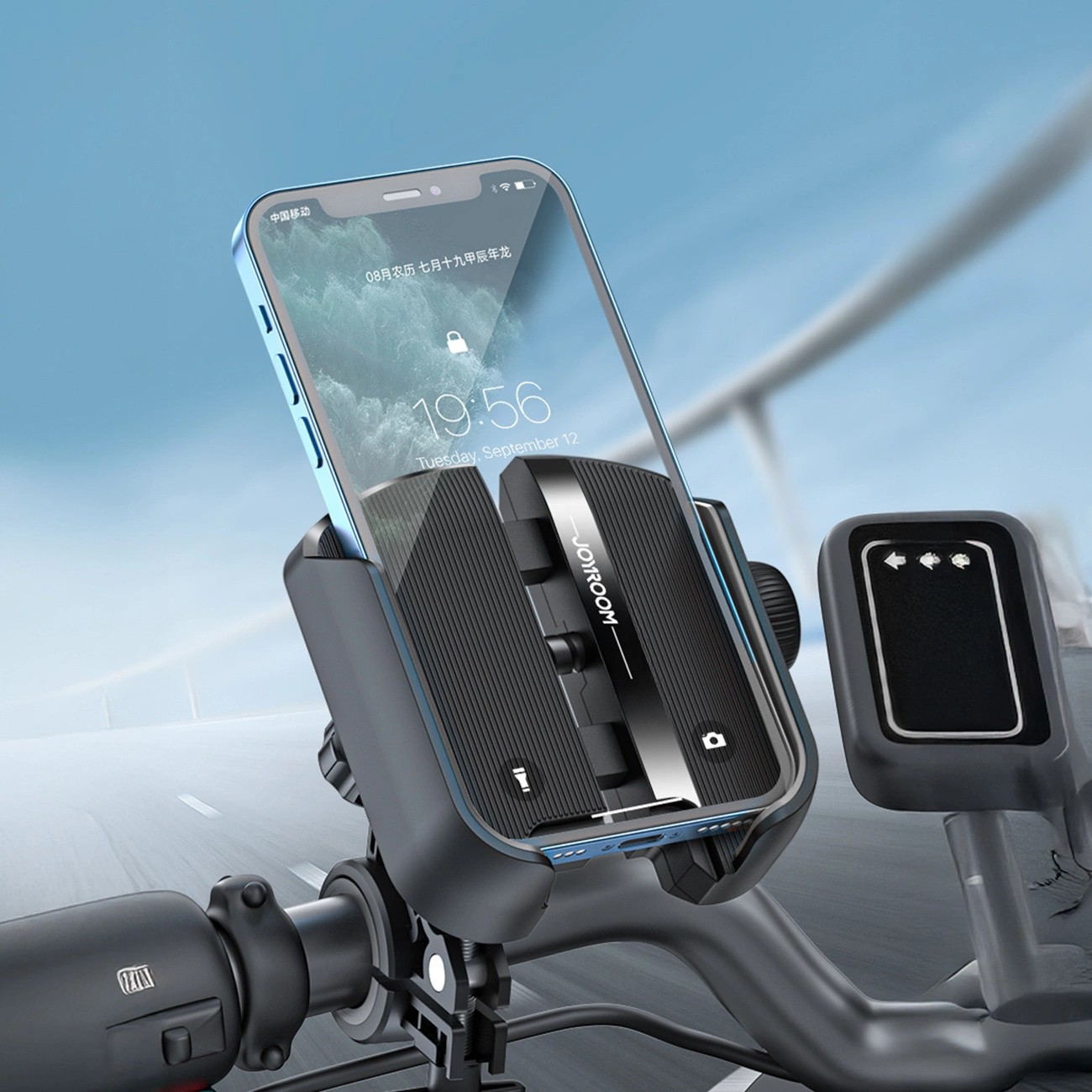 Smartphone in schwarzer Halterung an einem Fahrradlenker, Hintergrund mit verschwommener Straße.