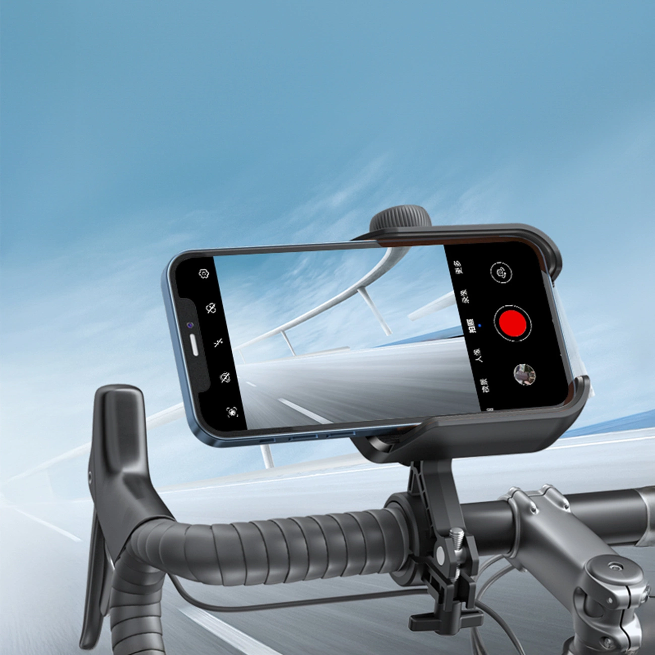 Smartphone in einer Lenkerhalterung an einem Fahrrad, während eine Straße vorbeizieht.