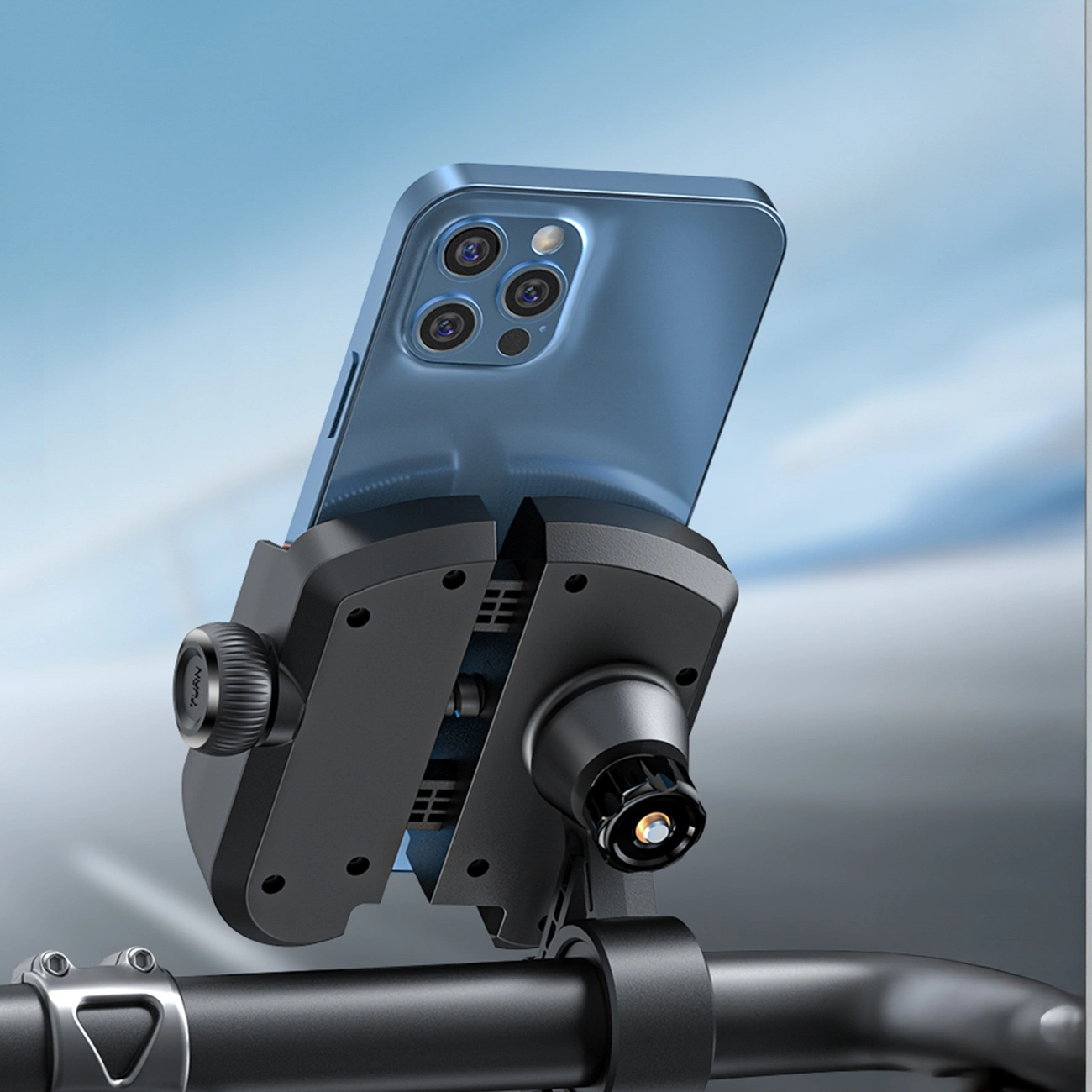 Ein blaues Smartphone in einer schwarzen Halterung, die an einer Fahrradstange befestigt ist, vor verschwommenem Hintergrund.