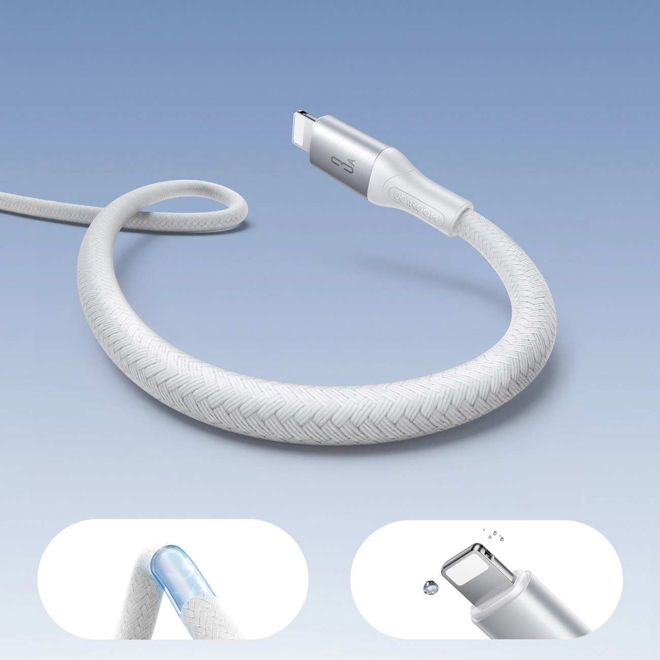Ein weißes, geflochtenes Ladekabel mit einem Metallstecker liegt auf blauem Hintergrund, mit zwei Detailbildern unten.