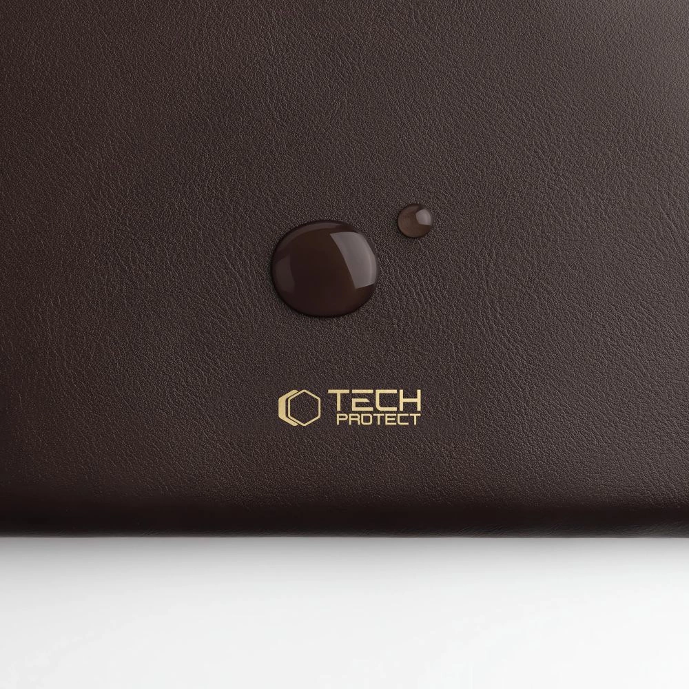 Waterdruppels op bruin kunstleder met gouden Tech Protect-tekst.