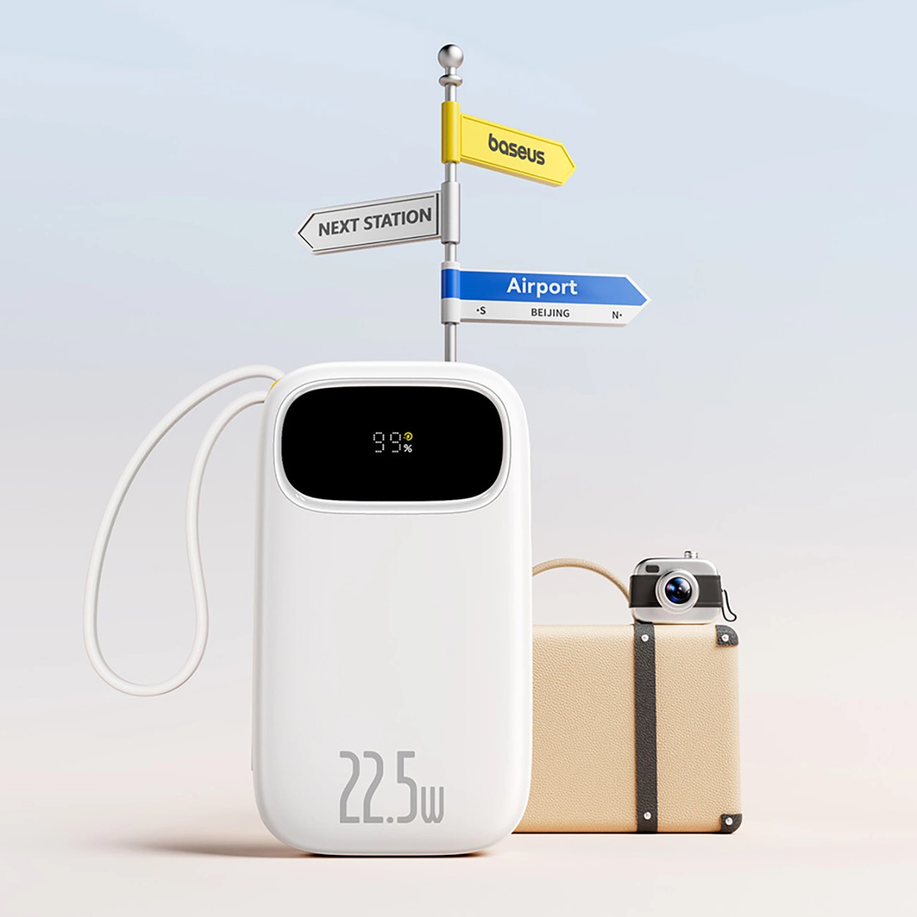 Un power bank bianco da 22,5W si trova davanti a un cartello stradale, una borsetta e una fotocamera.