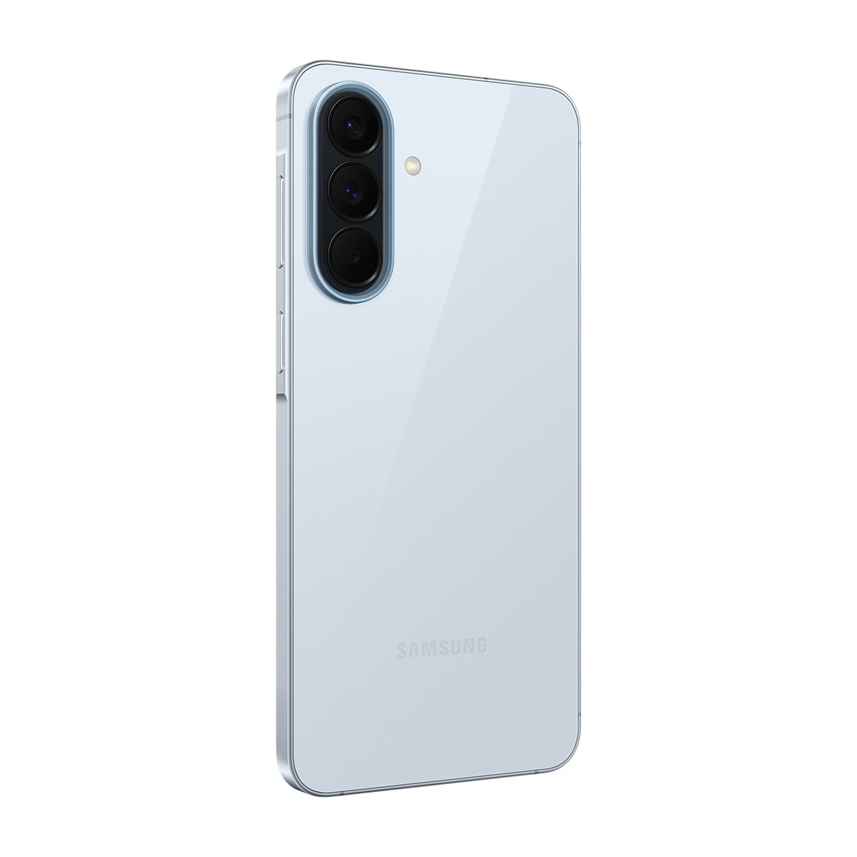 Beyaz arka planda dikey üçlü kameraya ve flaşa sahip açık mavi bir Samsung akıllı telefonun arkası.