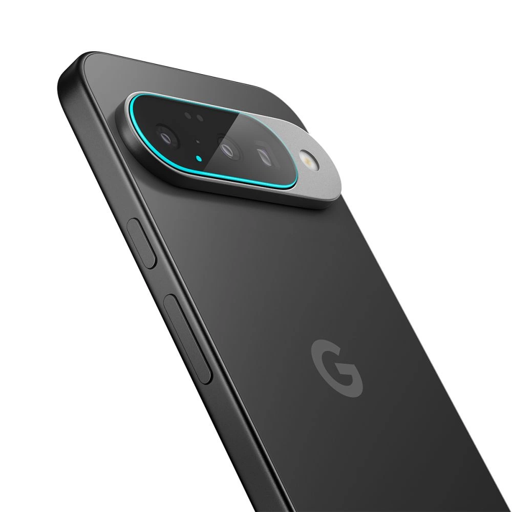 Primo piano del retro di uno smartphone nero, con una barra della fotocamera prominente e il logo Google.