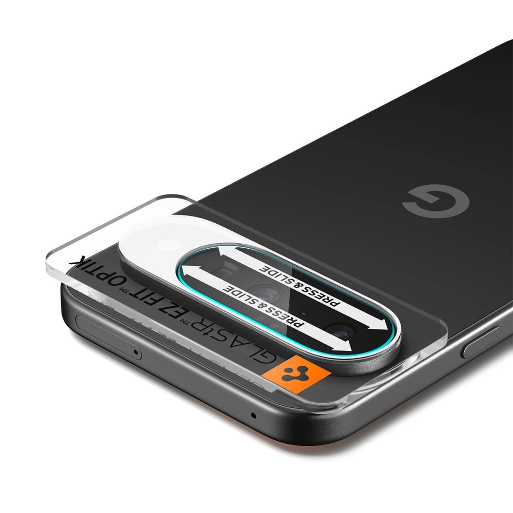 Un vassoio di installazione per la protezione della fotocamera applicato su uno smartphone Google Pixel nero.