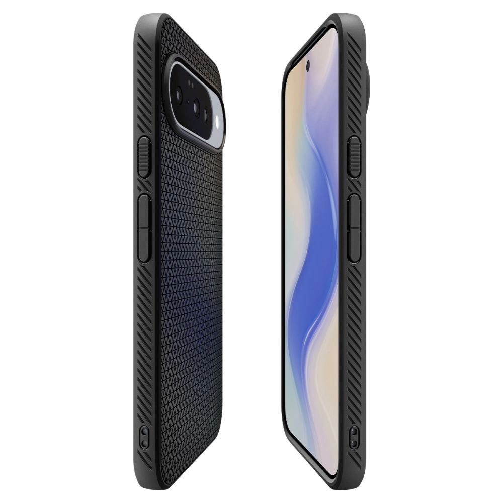 Vista frontal y trasera de un teléfono inteligente negro con funda protectora texturizada sobre fondo blanco.