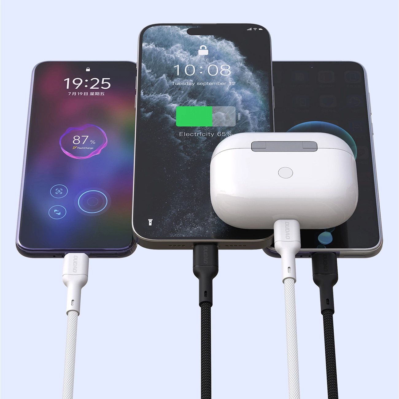 Drei Smartphones und ein Ohrhörer-Etui werden von weißen und schwarzen Kabeln geladen.