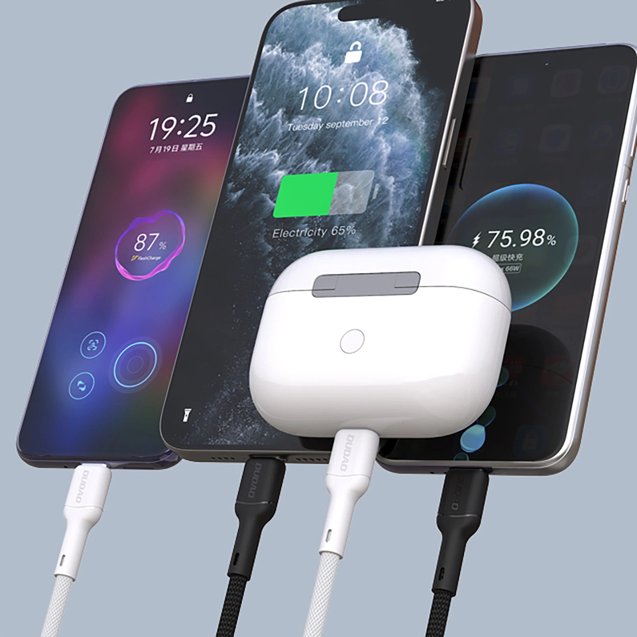 Drei Smartphones und eine weiße Kopfhörerhülle, alle mit Ladekabeln verbunden.